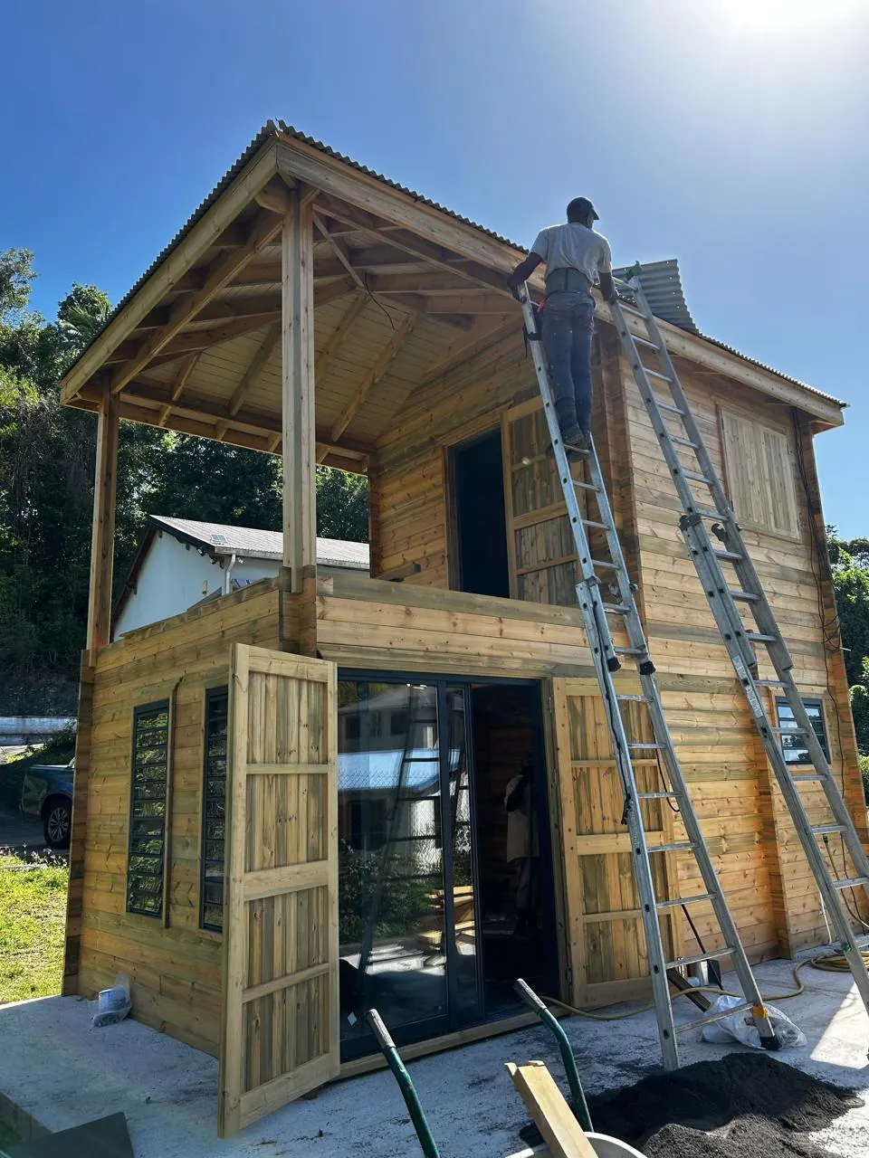 La couverture et les deux niveaux du lodge