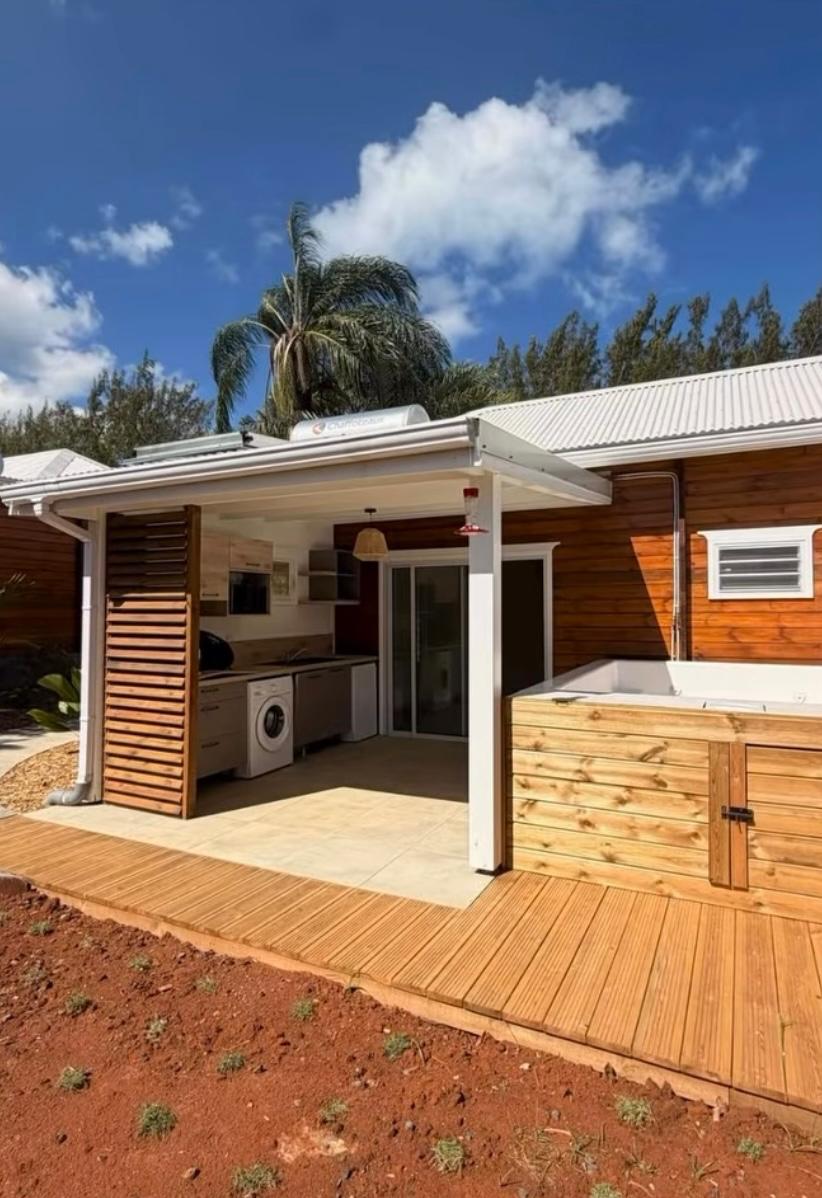 Showroom MOÏA HOUSE — piscine hors-sol habillée bois