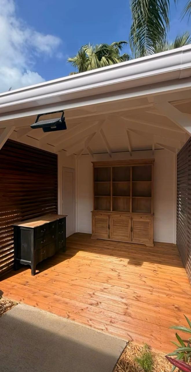 Showroom MOÏA HOUSE — détail extérieur bois